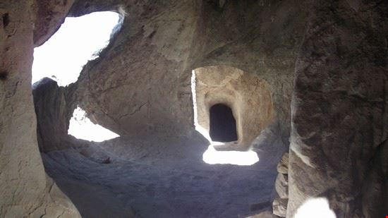 Borgo Rupestre Una serie di tunnel all'interno del castello  