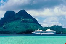 Nave da crociera a Bora Bora