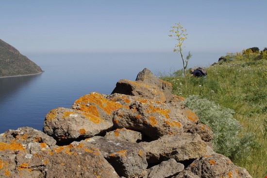 Villaggio Neolitico di Capo Graziano - Rocce di delimitazione dell'insediamento di Capo Graziano