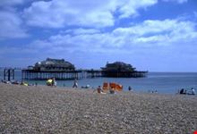 Spiaggia con ponte