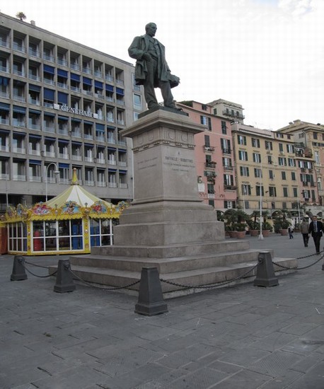 Statua in Piazza Caricamento