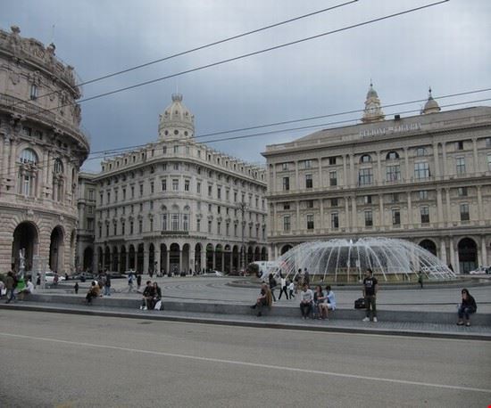 Piazza De Ferrari Nella Foto : A sinistra il Palazzo della Borsa , a destra il Palazzo della Regione e al centro si trova la fontana .  
