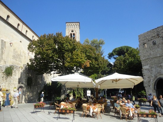 Piazza antistante villa Rufolo