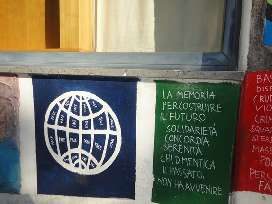 Decorazione "pace" su muro