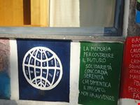 Decorazione "pace" su muro
