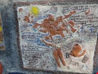 Decorazione "Aushwitz" su muro