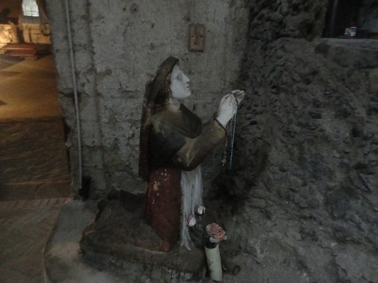 Statua in preghiera