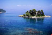 Piccola isola vicino la costa