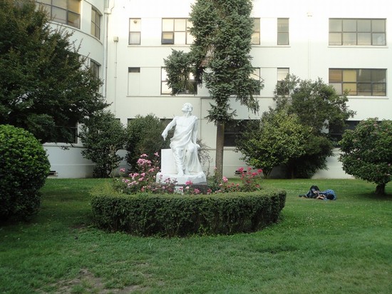 monumento presso università