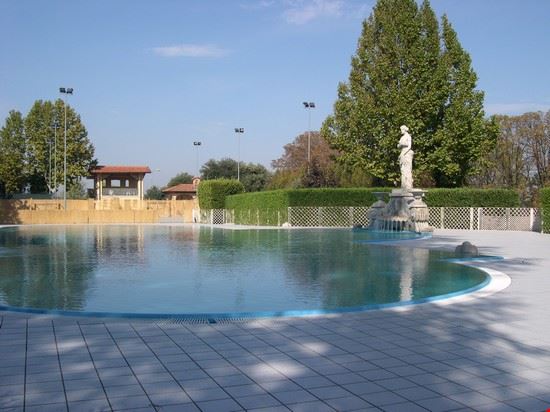  La piscina del  Poggio Diana famosa per i suoi trampolini.  