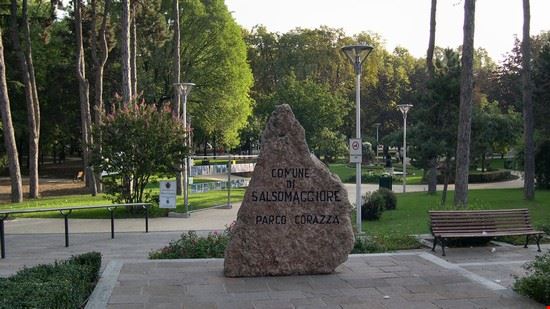 Questo Parco si trova di rimpetto al Viale Romagnosi,costeggiando V.le Berenini fino all'ingresso delle Terme Zoia.  