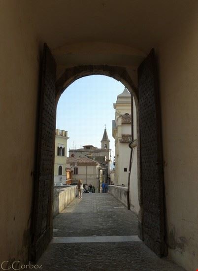  Uscendo dal castello Colonna, si intravede il borgo medievale attraverso un portone.  