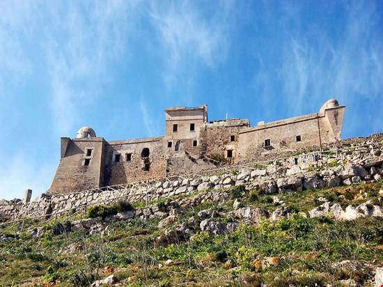 Sembra di essere in Scozia ma siamo in Italia e con vista sul mare: questo ex carcere è un vero tesoro della Sicilia