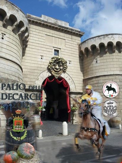  Durante la settembrina Festa veliterna, la Corsa all'Anello che assegna il PALIO DELLE DECARCIE 
ad uno degli antichi quartieri (Castello, Portella, Collicello, San Salvatore, Santa Maria e Santa 
Lucia) ed il corteo storico dell’ Associazione Sbandieratori e Musici (che invade letteralmente e gioiosamente 
le vie del centro storico al suono dei tamburi ed il cielo coi vessili dai colori cittadini) riportano la città ad una delle 
sue epoche d‘oro.  
