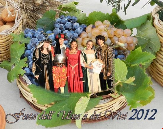  Durante la settembrina Festa veliterna, la Corsa all'Anello che assegna il PALIO DELLE DECARCIE 
ad uno degli antichi quartieri (Castello, Portella, Collicello, San Salvatore, Santa Maria e Santa 
Lucia) ed il corteo storico dell’ Associazione Sbandieratori e Musici (che invade letteralmente e gioiosamente 
le vie del centro storico al suono dei tamburi ed il cielo coi vessilli dai colori cittadini) riportano la città ad una delle 
sue epoche d‘oro.  