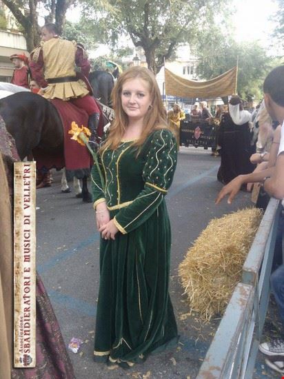  Durante la settembrina Festa veliterna, la Corsa all'Anello che assegna il PALIO DELLE DECARCIE 
ad uno degli antichi quartieri (Castello, Portella, Collicello, San Salvatore, Santa Maria e Santa 
Lucia) ed il corteo storico dell’ Associazione Sbandieratori e Musici (che invade letteralmente e gioiosamente 
le vie del centro storico al suono dei tamburi ed il cielo coi vessilli dai colori cittadini) riportano la città ad una delle 
sue epoche d‘oro.  