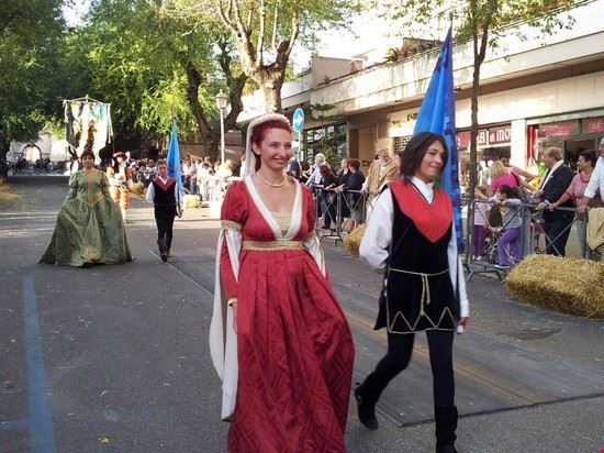  Durante la settembrina Festa veliterna, la Corsa all'Anello che assegna il PALIO DELLE DECARCIE 
ad uno degli antichi quartieri (Castello, Portella, Collicello, San Salvatore, Santa Maria e Santa 
Lucia) ed il corteo storico dell’ Associazione Sbandieratori e Musici (che invade letteralmente e gioiosamente 
le vie del centro storico al suono dei tamburi ed il cielo coi vessilli dai colori cittadini) riportano la città ad una delle 
sue epoche d‘oro.  
