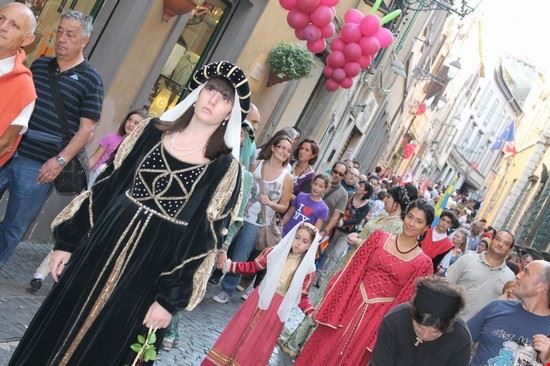  Durante la settembrina Festa veliterna, la Corsa all'Anello che assegna il PALIO DELLE DECARCIE 
ad uno degli antichi quartieri (Castello, Portella, Collicello, San Salvatore, Santa Maria e Santa 
Lucia) ed il corteo storico dell’ Associazione Sbandieratori e Musici (che invade letteralmente e gioiosamente 
le vie del centro storico al suono dei tamburi ed il cielo coi vessilli dai colori cittadini) riportano la città ad una delle 
sue epoche d‘oro.  