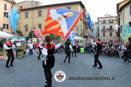  Durante la settembrina Festa veliterna, la Corsa all'Anello che assegna il PALIO DELLE DECARCIE 
ad uno degli antichi quartieri (Castello, Portella, Collicello, San Salvatore, Santa Maria e Santa 
Lucia) ed il corteo storico dell’ Associazione Sbandieratori e Musici (che invade letteralmente e gioiosamente 
le vie del centro storico al suono dei tamburi ed il cielo coi vessilli dai colori cittadini) riportano la città ad una delle 
sue epoche d‘oro.  