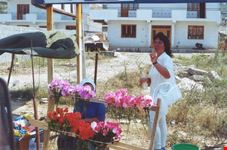 venditrice di fiori vicino al cimitero