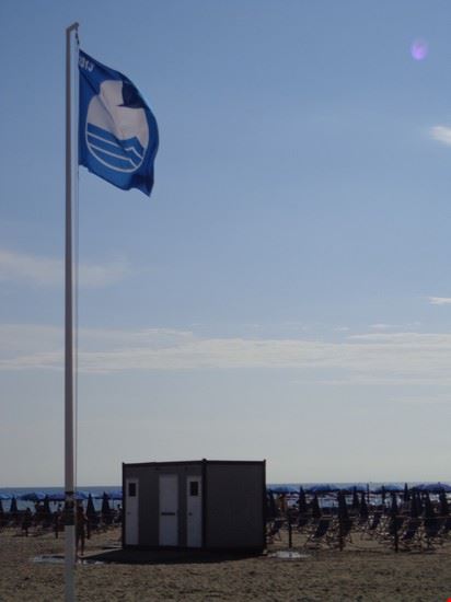  Nel 2013 Marina di Carrara ha avuto la sua bandiera blu; proprio nei giorni del riconoscimento europeo è stata vietata la balneazione vicino alla Fossa Maestra  