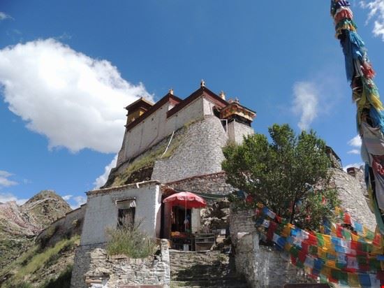Potala Palazzo con piccolo monasteroe torre a 7 km da Tsedang Tibet  