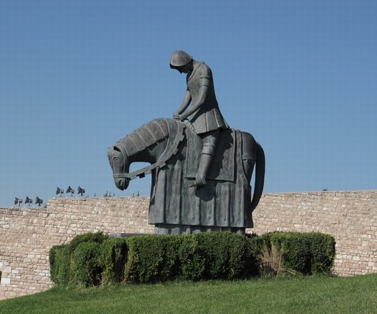 Statua nel prato