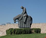 statua nel prato assisi