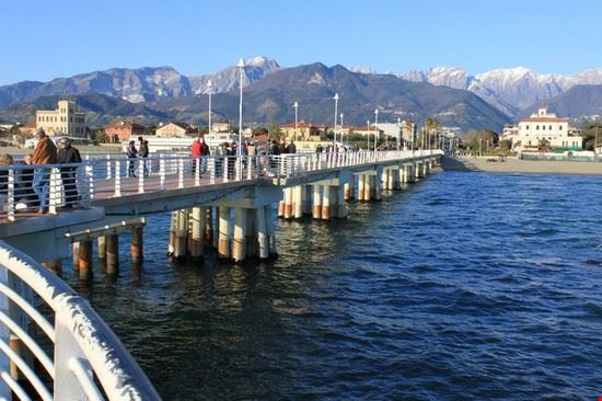  da scoprire.,di faccia le alpi apuane,dx forte dei marmi,viareggio,costa di livorno, xi fortunati parte di arcipelago e corsica. voltiamoci a sx montemarcello,isola palmaria,tino,tinetto, portovenere,laggiu' in fondo alpi marittime con vetta del monviso.,iltutto dal pontile!!!  