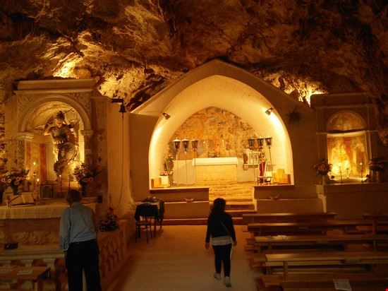  Interno Santuario San Michele  