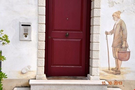  un segno di saluto davanti ad una casa  