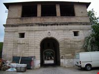 PORTALE NEL MURO DI CINTA
