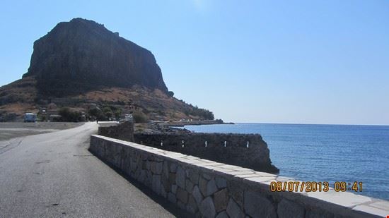 Arrivo a Monemvassia. la rocca vista dalla strada di accesso  