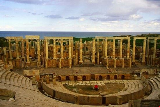  il bellissimo teatro di Leptis Magna sul mare  