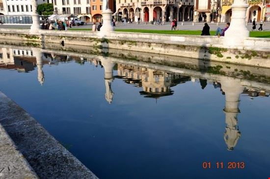 Prato della Valle intorno al Prato della Valle si riflettono statue e colonne  
