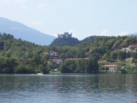  Dalla riva del lago è possibile godere della vista del Castello di un paese limitrofo, Montalto Dora  