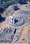 veduta del tempio di tholos a delfi