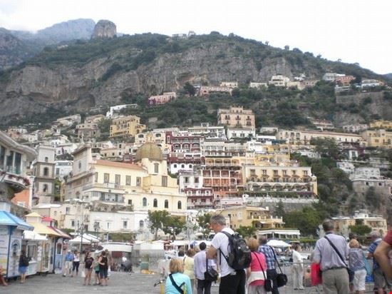 Boutique e altro - Purtroppo non era una giornata di sole ma passeggiando lungo la riva eccovi uno scatto della vista di Positano.