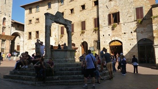 Piazza della Cisterna San Gimignano  