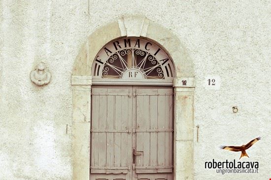  La vecchia farmacia, ancora funzionante, del paese.  