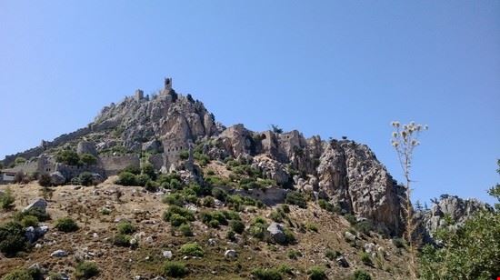  Castello di Sant'Hilarion costruito direttamente nella roccia  