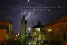Foto con fulmine sul campanile di Aradeo