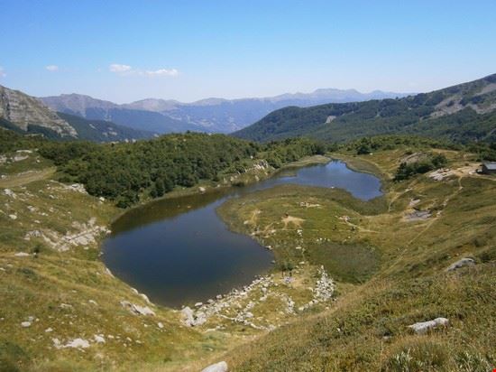  E' un lago di origine morenica a 1780 m di altezza sul livello del mare.  