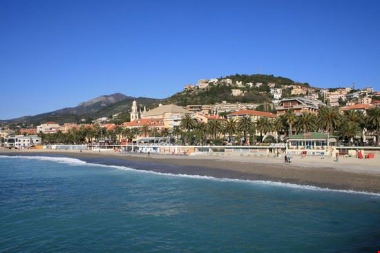  Vista dal molo la passeggiata e la spiaggia del centro  
