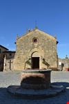 La chiesa e davanti il pozzo