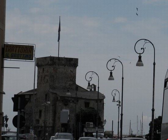 Castello  Castello sul lungomare Vittorio Veneto .  