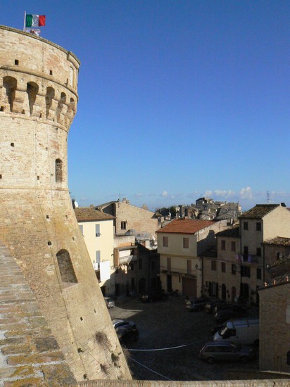 Acquaviva Picana Torre e piazza del paese