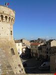 Acquaviva Picana Torre e piazza del paese