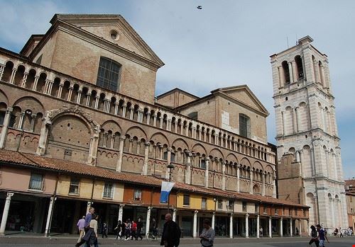 St. George Cathedral Ferrara loungerie - Attribution-NonCommercial-ShareAlike (http://creativecommons.org/licenses/by-nc-sa/2.0/) loungerie