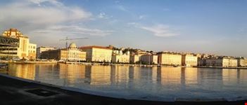 dal molo 4 vista sulle rive trieste